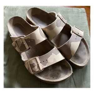Birkenstock light camouflage birko-flor Arizona sandals -great condition